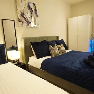  Apartment The Jade Emperors - Japanese - Sleeps 5 - Self Check-in United Kingdom